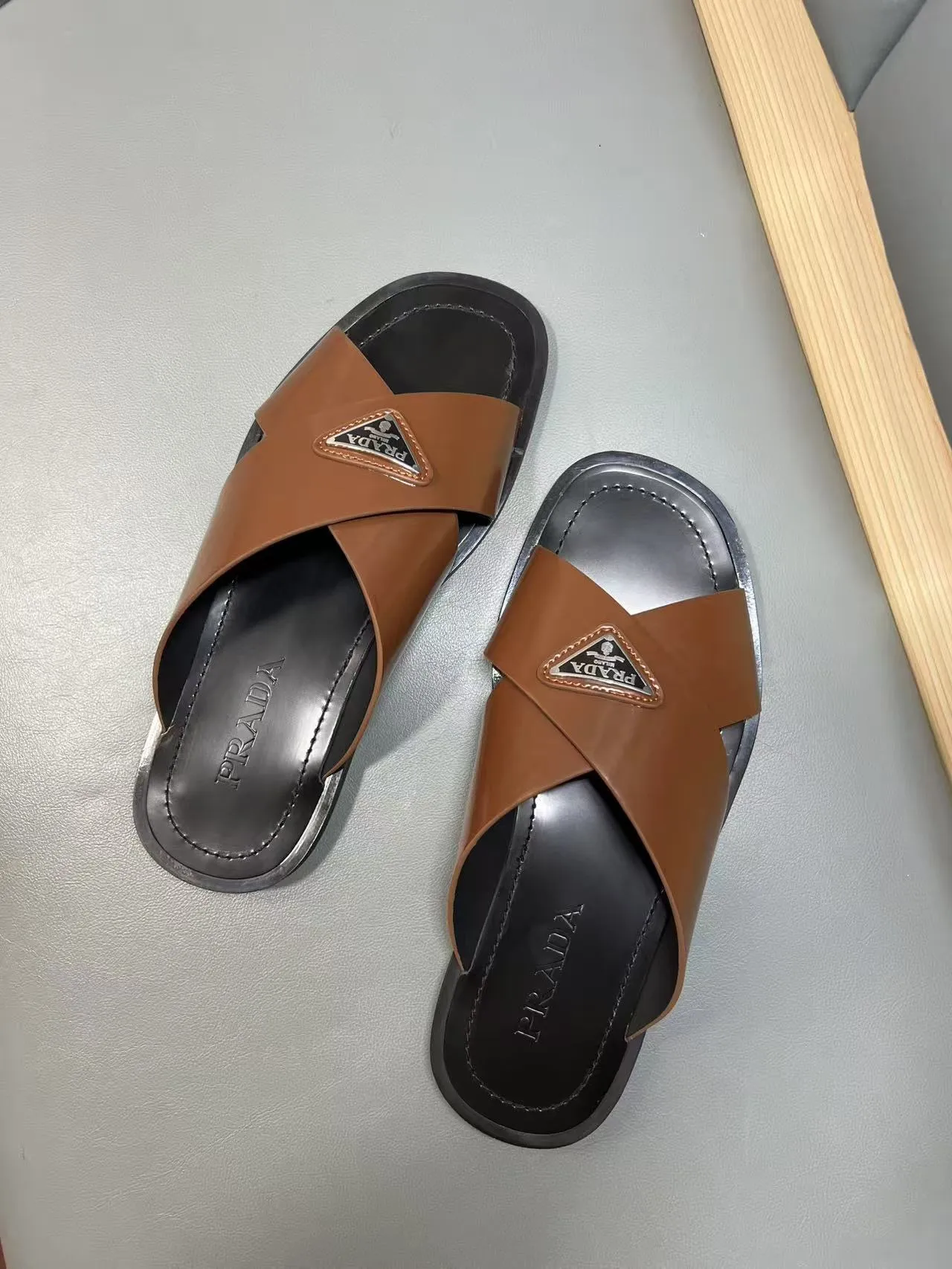 340💰PRADA Prada’s latest slippers are synchronized with the official website. This slipper is made of the brand’s unique and iconic Saffiano leather. The brand logo jumps out from the double straps, and the brand style is clearly visible. Cowhide gives men elegant charm and functional design, making it an ideal choice for vacation and leisure. Size:38-45